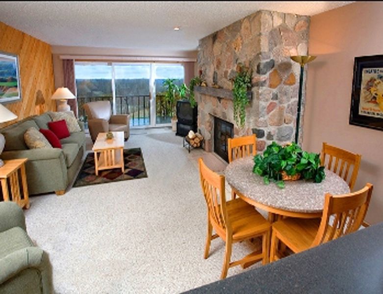 Summit Village Bellaire Номер фото